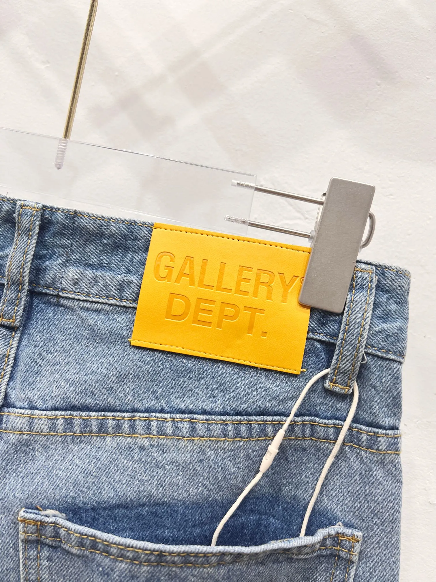 P260 Style number: (A003) GALLERY DEPT. Co-branded 2025 new black cross-leather splicing couple's style loose washed flared jeans 🔥High version🔥High version🔥 Top ceiling quality Styles with different washed textures are very friendly to people with thin legs and thick legs. The slightly flared version is very flattering. Moderate length that never goes out of style, easy to match with casually, basic styling for various styles, a must-have in the wardrobe! The fabric is stiff but also makes the upper body soft without losing texture. The washing process is even more perfect. It is a must-have item for everyone! ! ! Washed wheat, tag, pants label, three complete labels Color: washed black, washed blue Size: 28, 30, 32, 34 (four sizes)